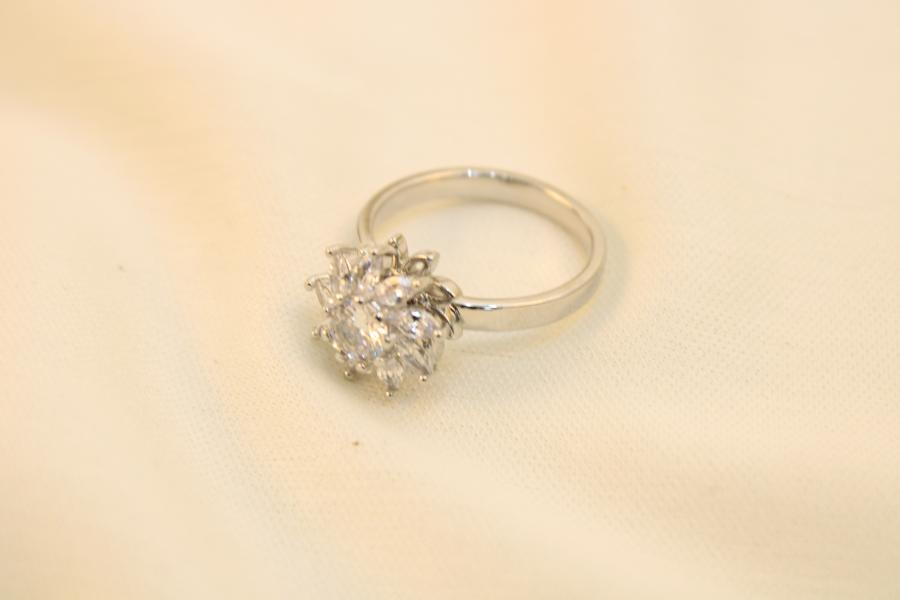 Anillo Antiestrés Flor Con Zirconias