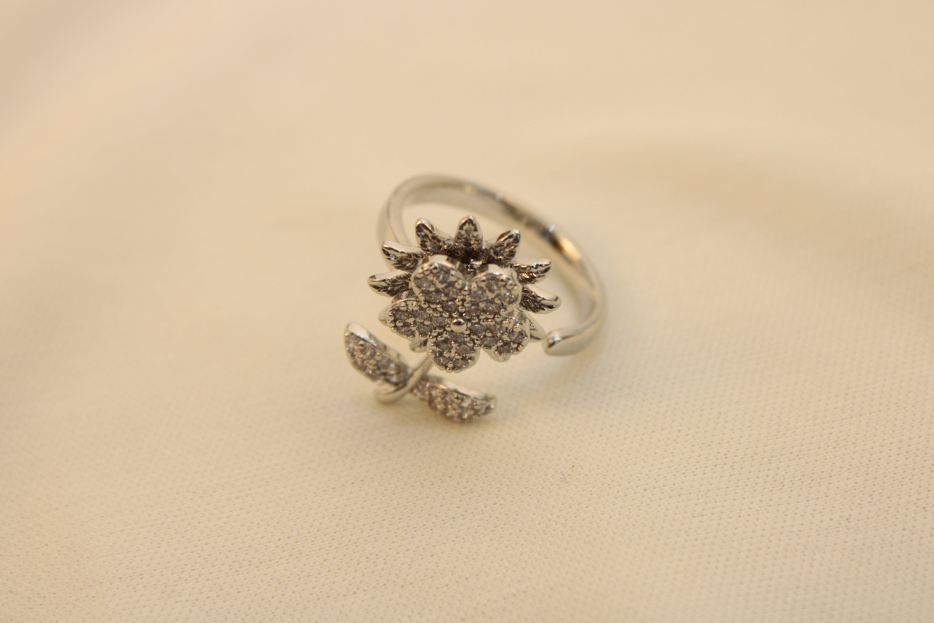 Anillo Antiestrés Flor Brillante Con Tallo