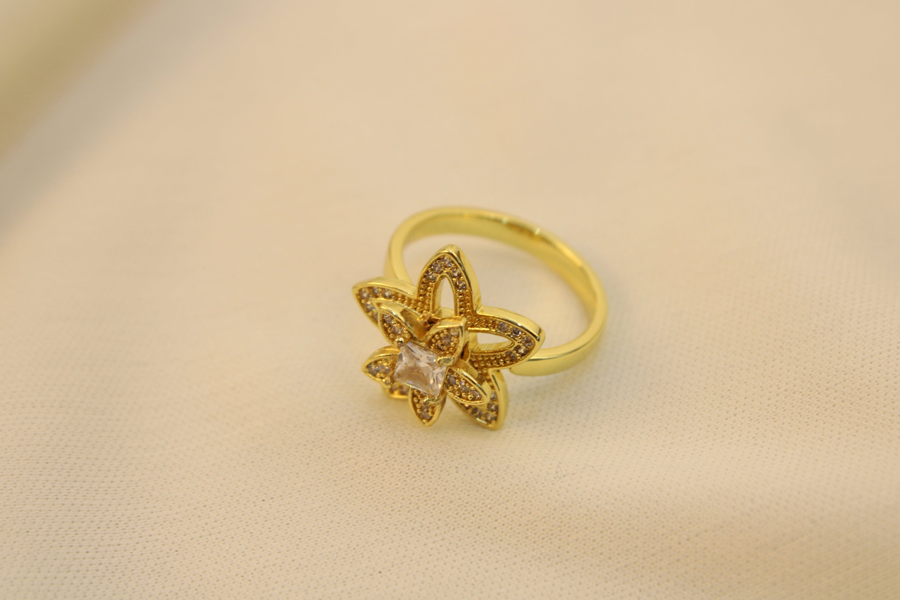 Anillo Antiestrés Flor Brillante Con Estrella