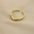 Anillo Liso Con Zirconias