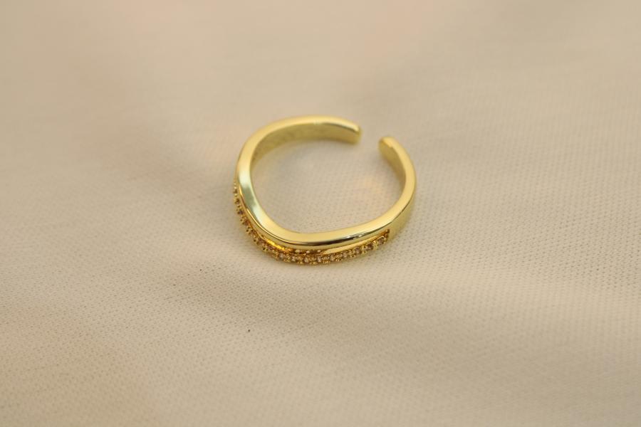 Anillo Liso Con Zirconias