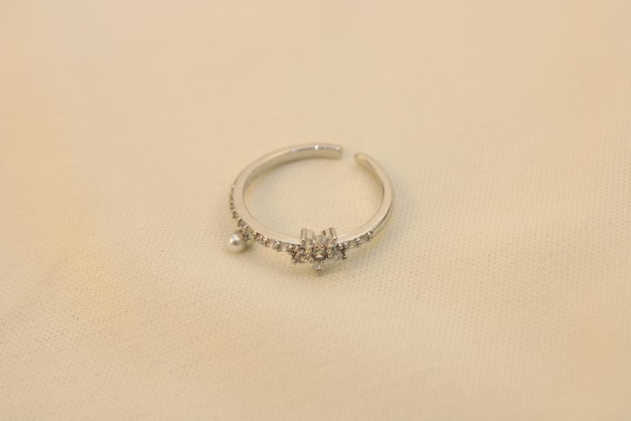 Anillo De Flor Brillante Y Perla