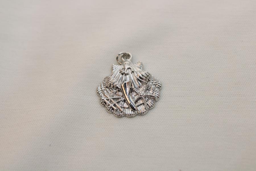 Charm / Dije De Concha Con Relieve