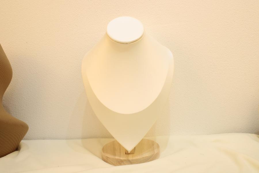 Exhibidor Cuello Mediano Cuerina