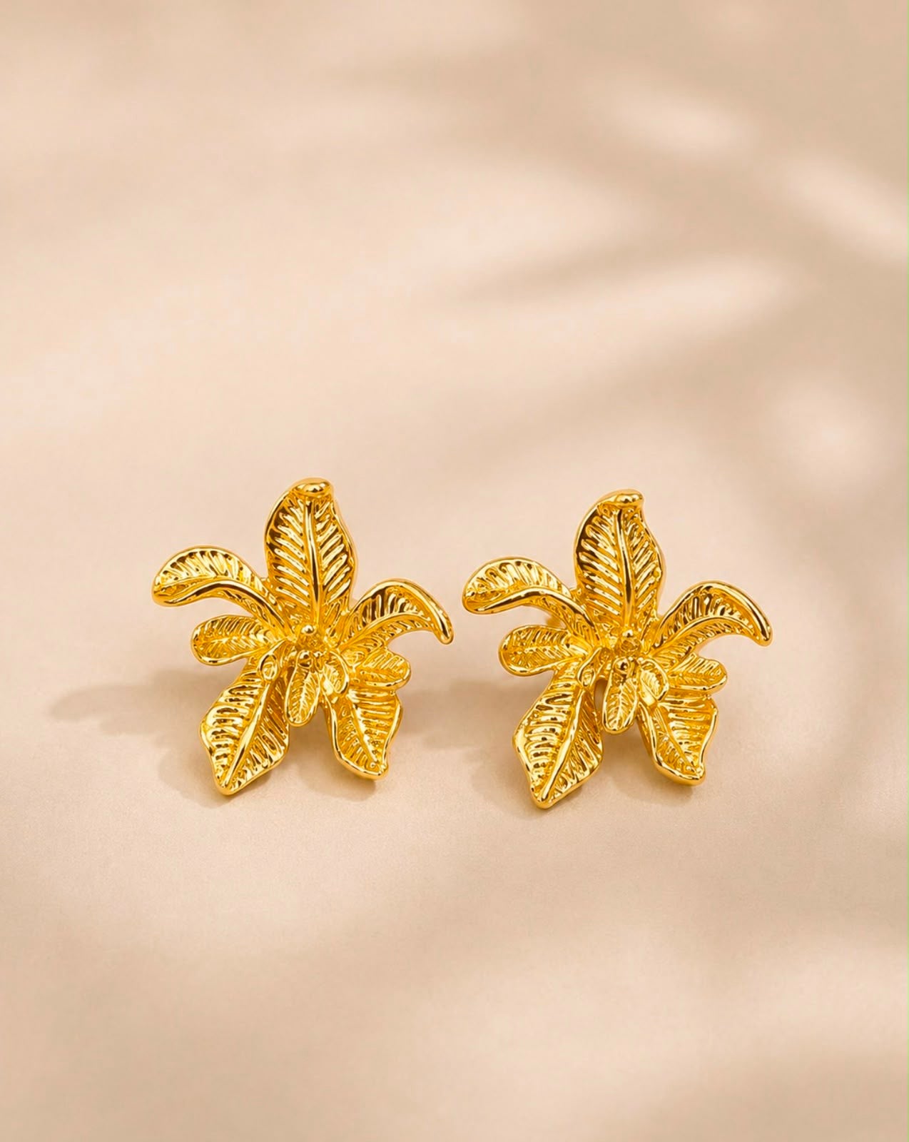 Arete De Flor Texturizado Pequeño