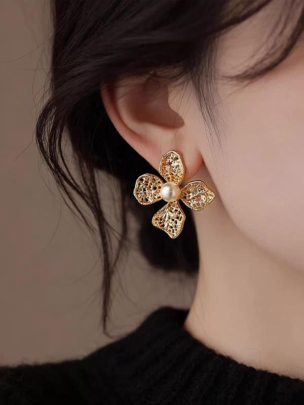Arete De Flor Con Cuatro Petalos