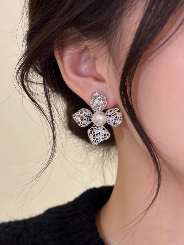 Arete De Flor Con Cuatro Petalos
