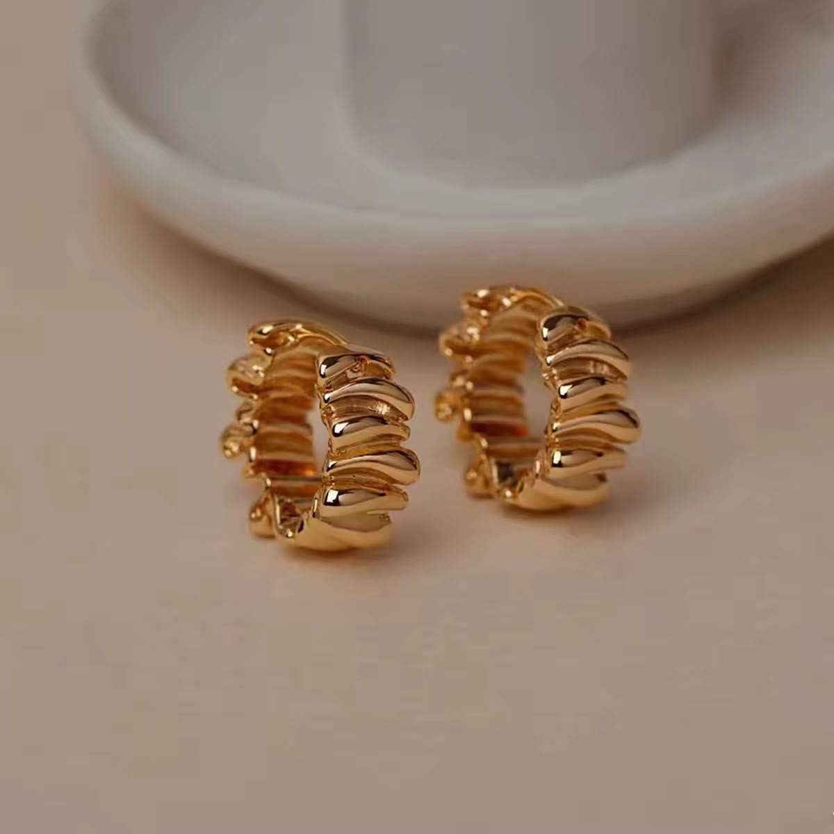 Arete argolla con relieve
