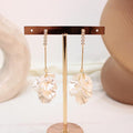 Arete Largo De Zirconia Con Flor Blanca