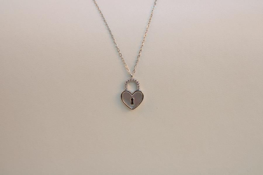 Cadena fina candado en forma de corazon