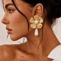 Arete De Flor Grande Con Perla Blanca