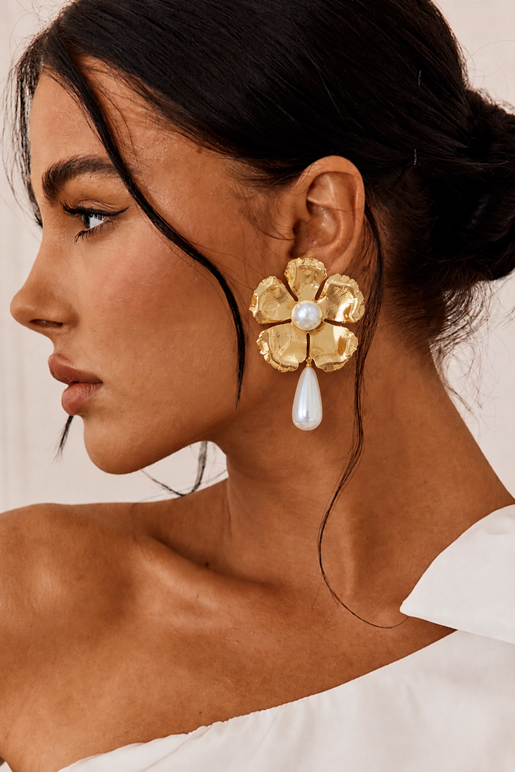 Arete De Flor Grande Con Perla Blanca
