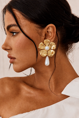 Arete De Flor Grande Con Perla Blanca